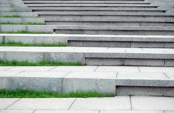 環境デザイン要素正面水平クローズ アップとして歩行者天国の石の階段 — ストック写真