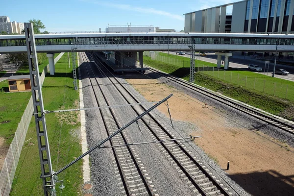 Paisagem Industrial Urbana Trilhos Ferroviários Plataforma Cruzamento Pedestre Elevado Ensolarada — Fotografia de Stock