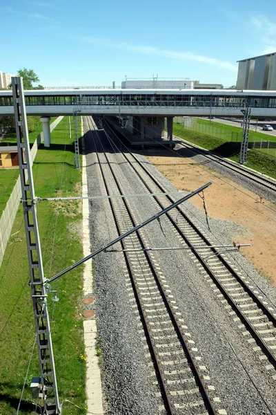 Paisagem Industrial Urbana Trilhos Ferroviários Plataforma Cruzamento Pedestre Elevado Ensolarada — Fotografia de Stock