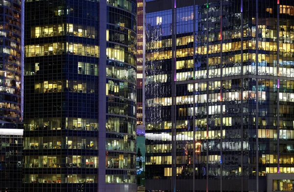 Şehir Merkezinde Büyük Panoramik Pencereleri Olan Modern Ofis Binalarının Cam — Stok fotoğraf