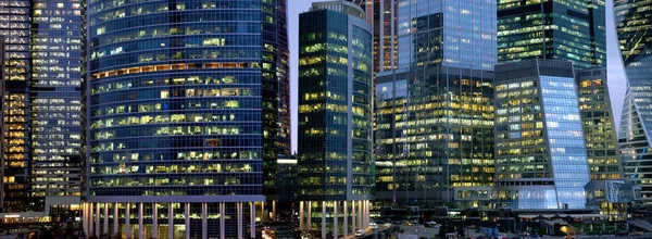 莫斯科市国际商务中心摩天大楼 有全景窗户夜景 — 图库照片