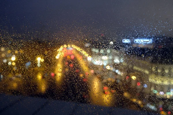 Абстрактный Вид Мокрого Окна Каплях Воды Городской Пейзаж Ночной Улицей — стоковое фото