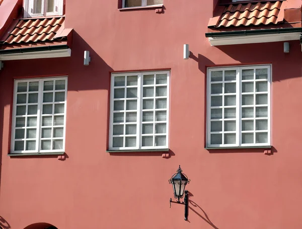 Beautiful Vintage House Painted Pink Stucco Riga Downtown White Window — Stock Photo, Image