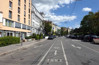 Viyana, Avusturya - 10 Mayıs 2019: Parlak güneşli bir günde Viyana 'nın Leopoldau ilçesinde yol işaretli sokak manzarası