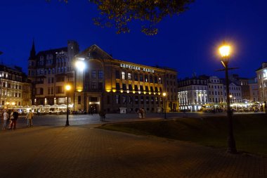 Riga, Letonya - 9 Eylül 2019: Riga Letonya 'daki Kubbe Meydanı' nda gece hayatı