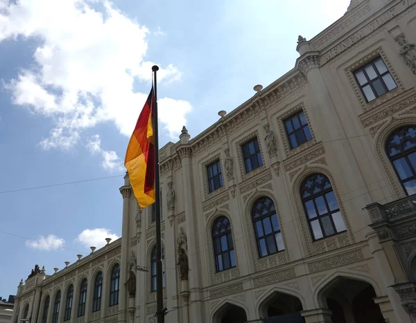 Флаг Германии Флагштоке Перед Фасадом Музея Пяти Континентов Мюнхене Яркий — стоковое фото