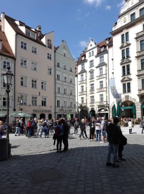 Münih. Bavyera / Almanya - 1 Mayıs 2019: Güneşli bir günde Münih 'in Münih' teki Eski Şehir 'de kaldırım taşlı Platzl Meydanı