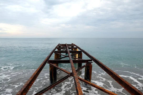 Старый Разрушенный Ржавый Пирс Остается Море Видом Воду Скучный День — стоковое фото