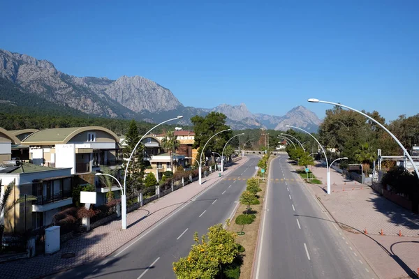 Ataturk Boulevard Kemer Med Hotell Byggnader Och Taurus Bergen Långt — Stockfoto