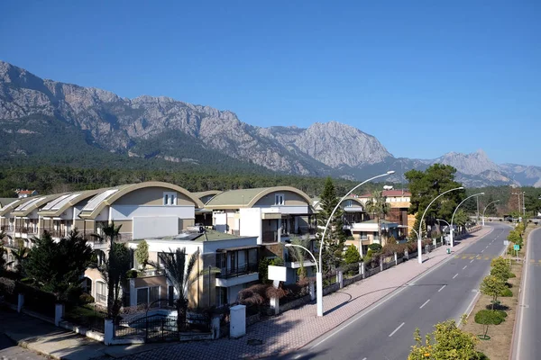 Ataturk Boulevard Kemer Med Hotell Byggnader Och Taurus Bergen Långt — Stockfoto