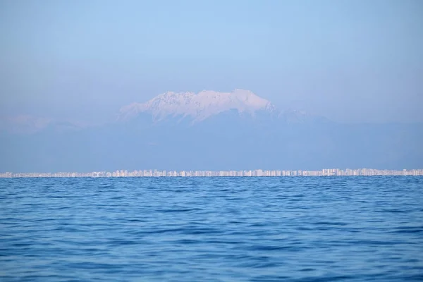 Superficie Del Mar Tranquila Con Pequeñas Olas Altas Montañas Con —  Fotos de Stock