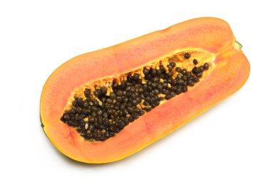 Yarısı kesilmiş lezzetli papaya meyvesi sulu portakal hamurlu stüdyo fotoğrafı beyaz arka plan görüntüsünde izole edilmiş yakın plan