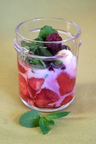 요구르트에 딸기와 블랙베리와 알코올 함유되지 혼합물 유리에 배경에 수직으로 가까이 — 스톡 사진