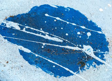 Açık mavi renkli noktaların koyu mavi bir yüzeye boyandığı soyut bir sıçrama. Sahildeki taş, parlak sanatsal sıçramalar ve deniz arka planı için damlacıklar ya da uzay sanatı konsepti.