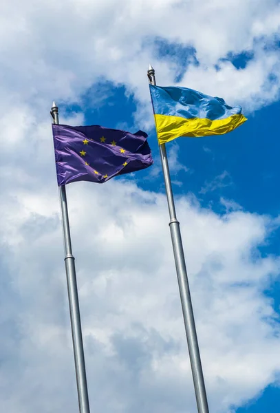 Zwei Flaggen Der Ukraine Und Der Europäischen Union Auf Fahnenmasten Stockbild