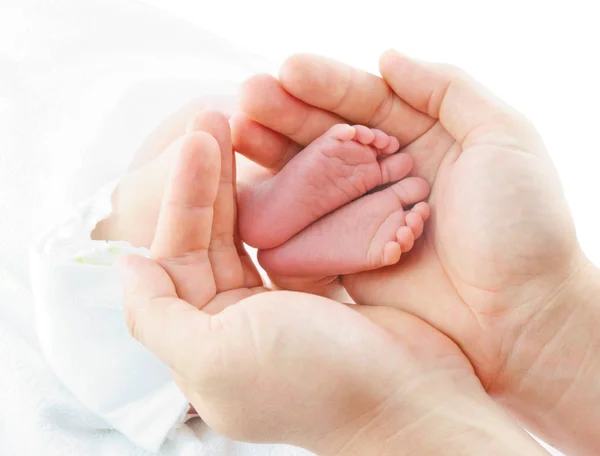 Bebeğin ayakları baba elinde