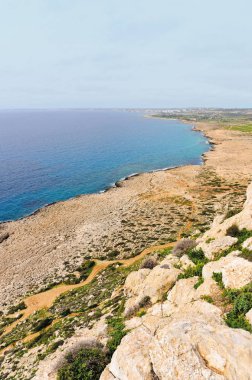 Deniz cliff yeşil çim ve adamcağız yol ile