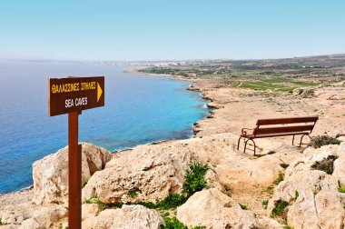 Deniz Manzaralı kayada ahşap Bank