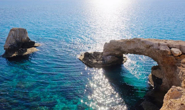 Arco incrível, penhasco. Azul mar rochoso profundo — Fotografia de Stock