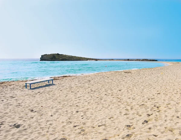 Costa solitaria del mare. Isola che circonda acque profonde blie — Foto Stock