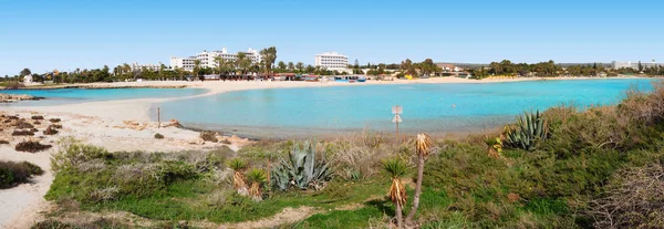 Derin su ve ada merkezinde ile mavi lagün