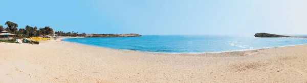 Blaue Lagune mit tiefem Wasser und Insel im Zentrum — Stockfoto