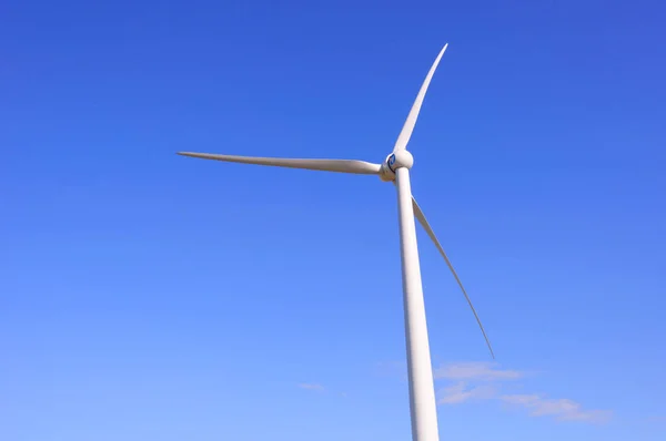 Enorme estación de molino de viento con fondo azul cielo — Foto de Stock