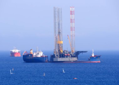 Kıbrıs'ta gaz ve petrol teçhizat. Offshore sondaj platformu.
