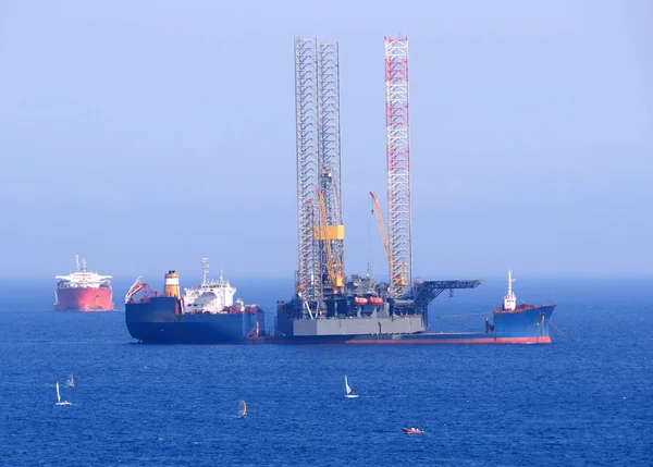 Plynu a ropy rig na Kypru. Offshore průzkum platforma. — Stock fotografie
