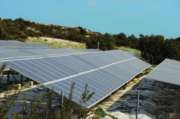 Central eléctrica que utiliza energía solar renovable con sol — Foto de Stock
