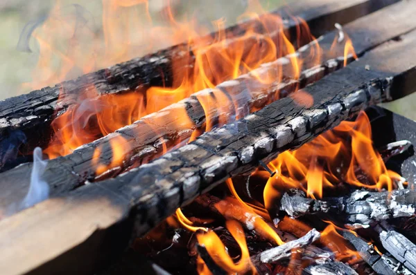 Popálení uhlíkem v BBQ nebo na pozadí ohniště — Stock fotografie