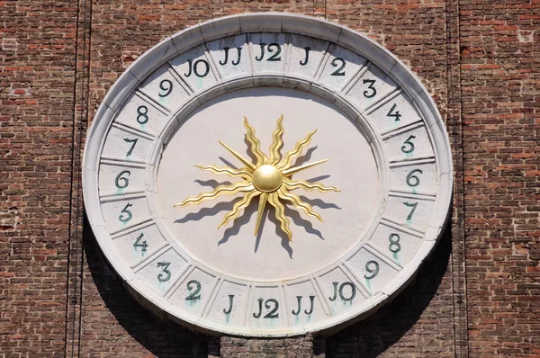 Ancient clock of Saints Apostles church in Venice with golden su — Stock Photo, Image