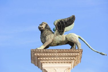 Sütun ile kanatlı aslan, Venedik ve b sembolü yakın çekim