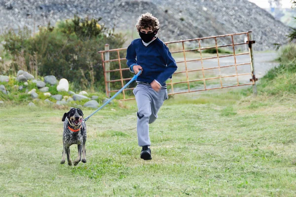 Coronavirus Afgesloten Tiener Met Gezichtsmasker Neemt Zijn Hond Mee Voor Rechtenvrije Stockafbeeldingen