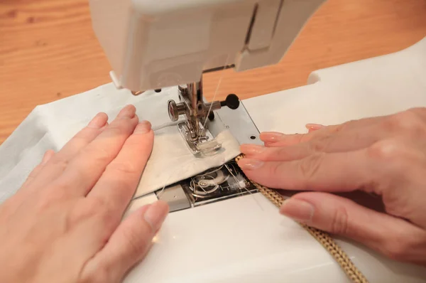 Mãos Mulher Usando Máquina Costura Para Costurar Máscara Médica Durante — Fotografia de Stock