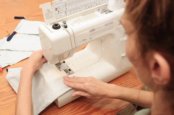 Manos Mujer Usando Máquina Coser Para Coser Máscara Médica Cara — Foto de Stock