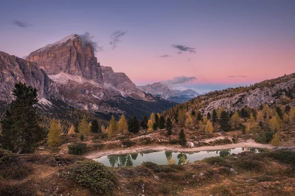 Wieczorem widok na jezioro Limides i mount Tofana di Rozes — Zdjęcie stockowe