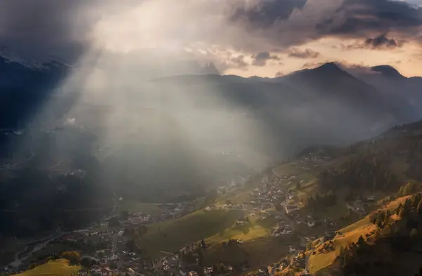 Las laderas del pueblo de Santa Cristina Val Gardena a la luz del sol —  Fotos de Stock