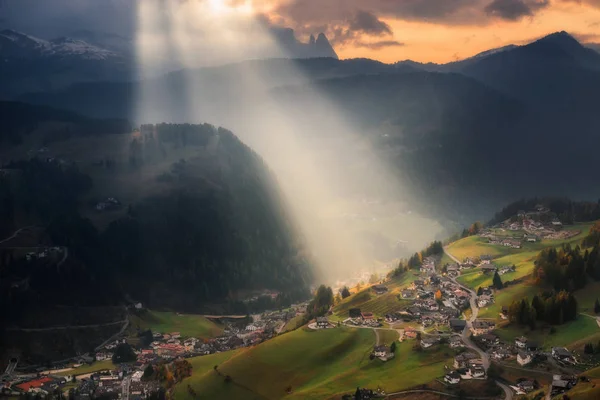 Het licht boven het dorp van Santa Cristina Valgardena — Stockfoto