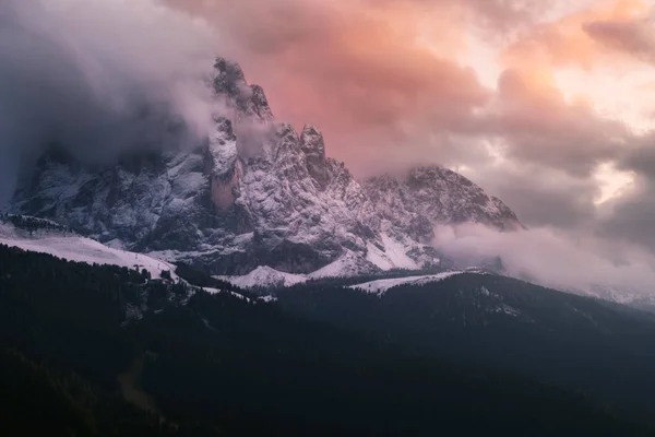 Montanha Sassolungo ao pôr do sol . — Fotografia de Stock