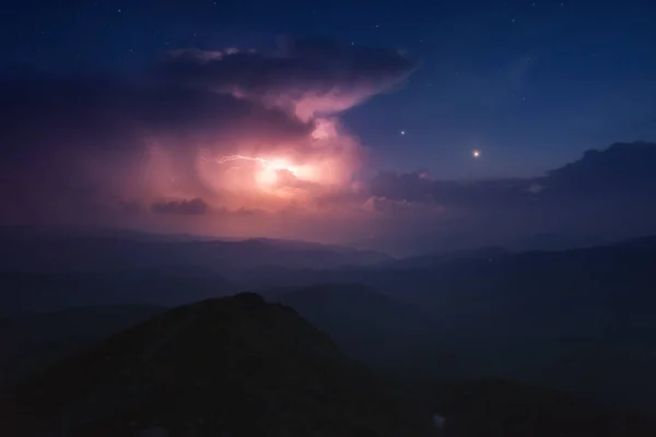 Ucraina. Carpazi. Monte Pop Ivan. Fronte tempesta sulla cresta montenegrina — Foto Stock