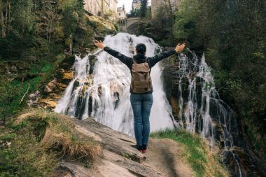 Avusturya. Bad Gastein. Alp Dağları şelale kız