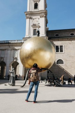 Salzburg Avusturya - 21 Nisan 2016: Kız gezgin bir sırt çantası ile