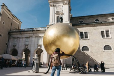 Salzburg Avusturya - 21 Nisan 2016: Kız gezgin bir sırt çantası ile