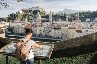 Avusturya. Salzburg. Gözlem güvertesinde kız turizm