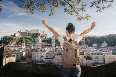 Avusturya. Salzburg. Silah kaldırdı genç turist kızla
