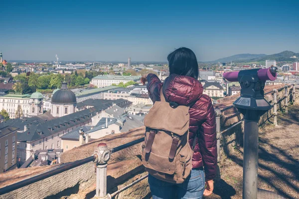 Austria. Salzburgo. La chica turista en la plataforma de observación — Foto de Stock