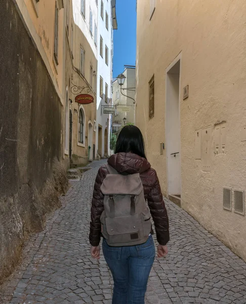 Austria. Salzburgo. Turista mujer caminando por la calle del casco antiguo — Foto de Stock