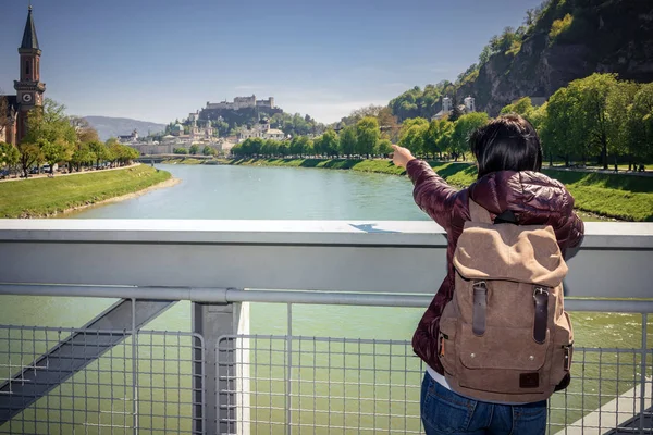 Αυστρία. Σάλτσμπουργκ. Κορίτσι τουρίστα σε μια γέφυρα πάνω από τον ποταμό Σάλτσαχ — Φωτογραφία Αρχείου