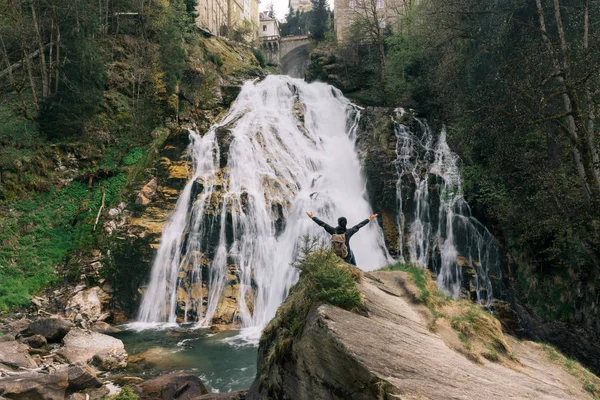 Österrike. Bad Gastein. Flicka vid vattenfallet i Alpine bergen — Stockfoto